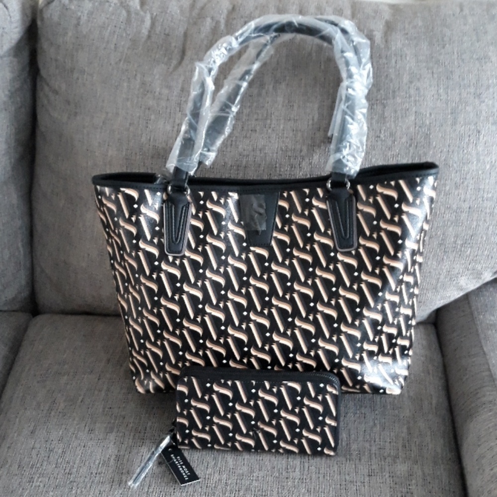 NWT Vera Wang Tote and Wallet Set